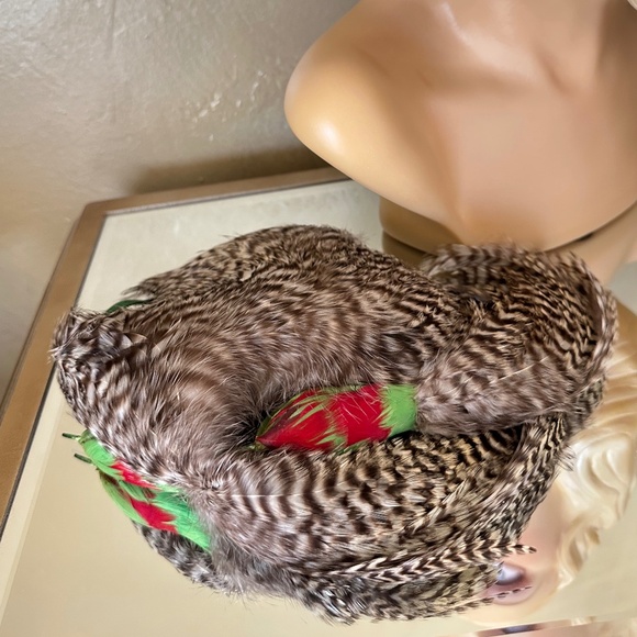ASTOUNDING HIG FASHION 1940's SPOTTED FEATHER HAT WITH 2 "BIRDS"/TAILS - Picture 12 of 16